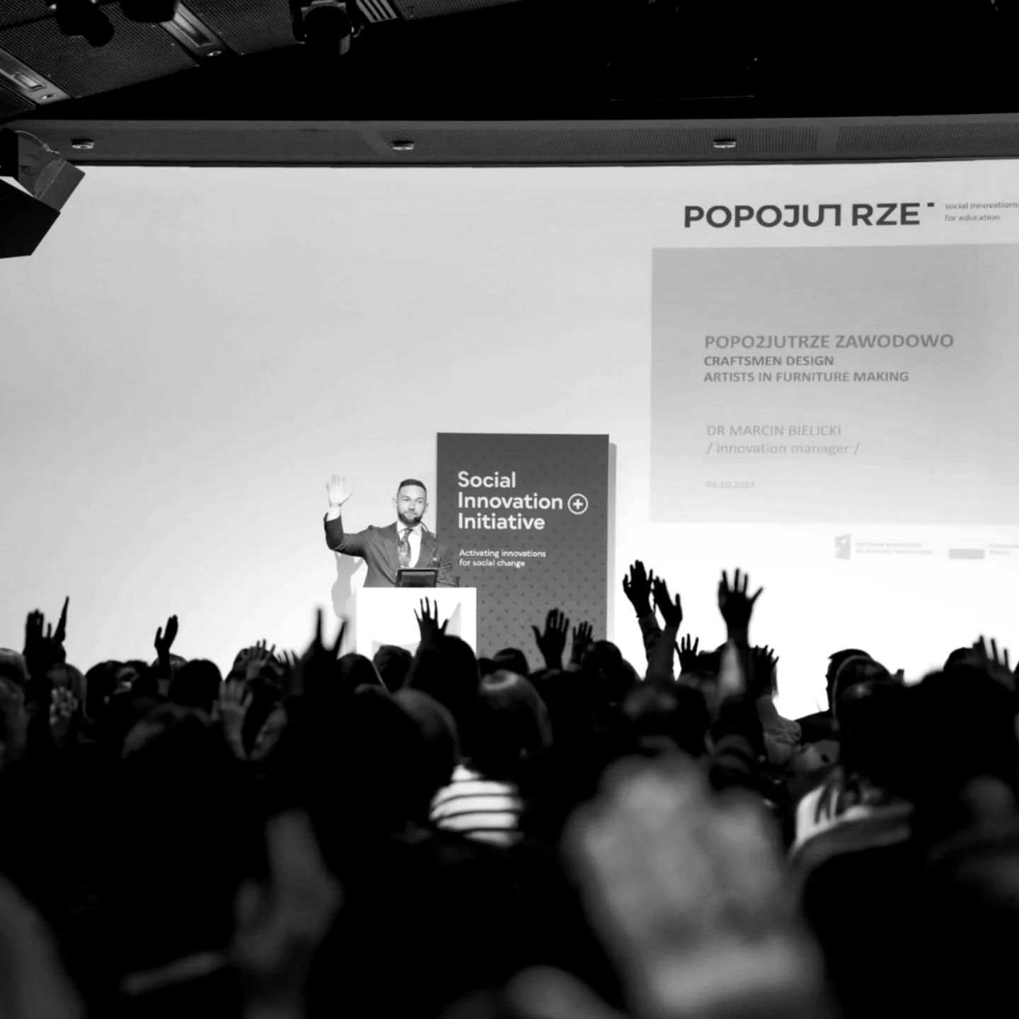 Marcin Bielicki running a workshop with a large audience