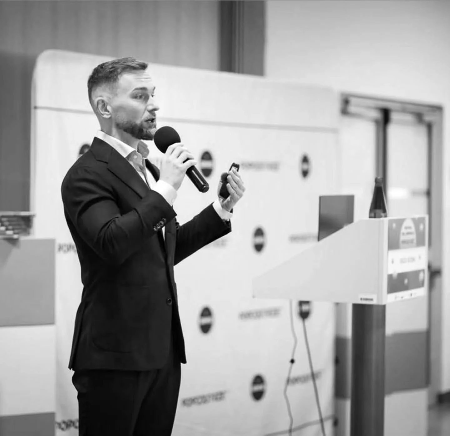 Marcin Bielicki giving a talk