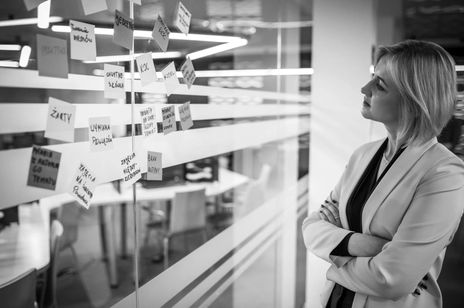 Marlena Gołębiowska by a wall of sticky notes during a workshop
